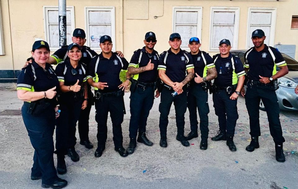 Parada Di Mucha Oranjestad Cu 8 Detencion