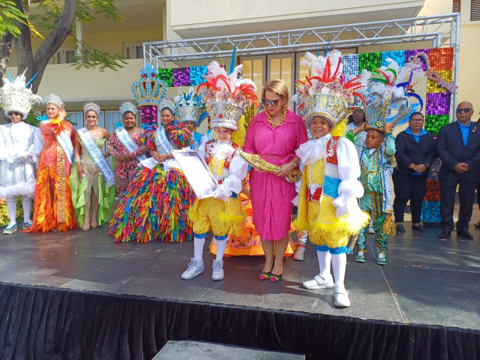 Prome Minister Evelyn Wever Croes A Pasa Mando Na E Monarcanan Di Carnaval