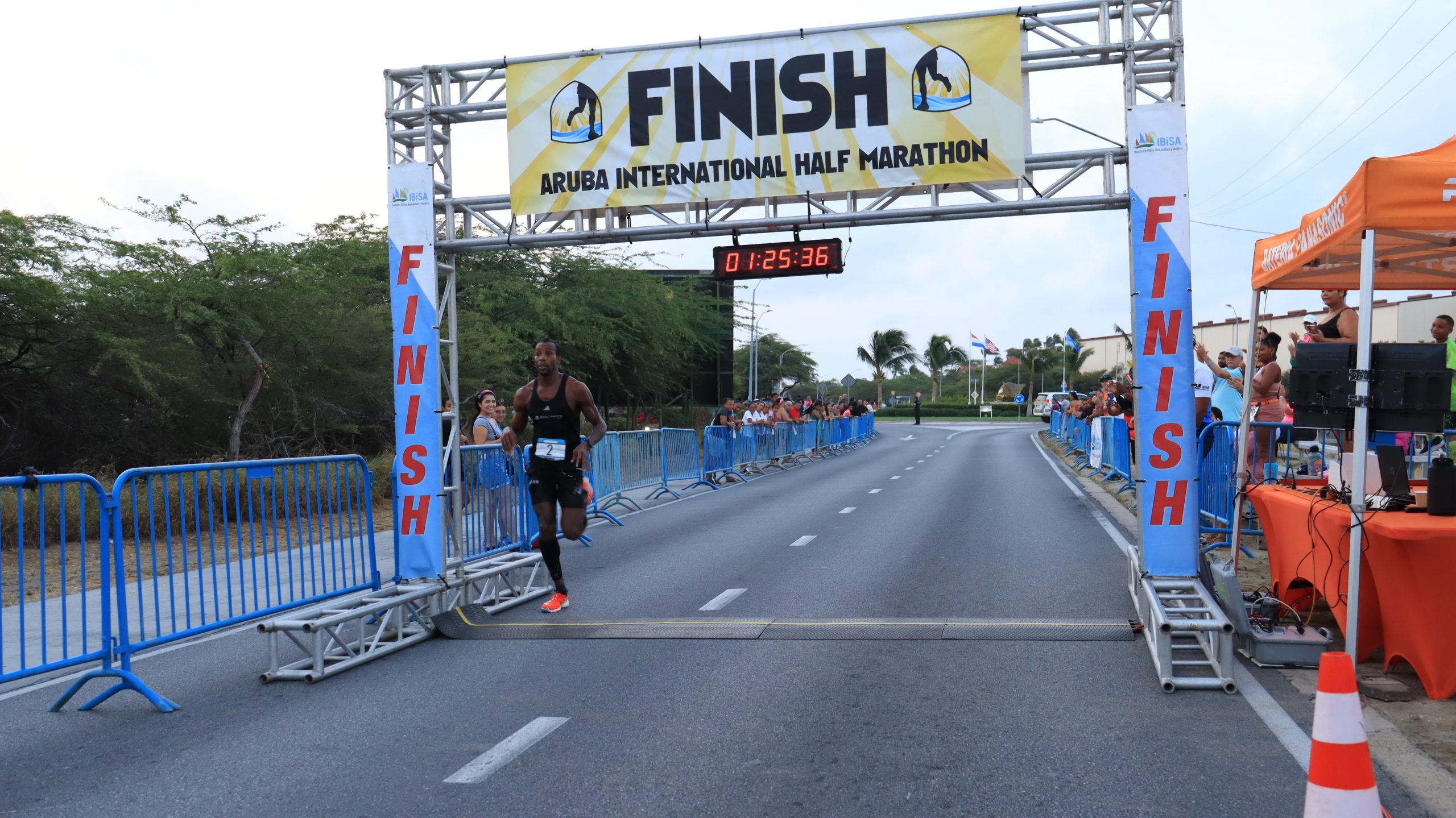 Alexander Hodge Y Lana Gobert Ganadornan Absoluto Di 38 Aruba International Half Marathon 1 Scaled