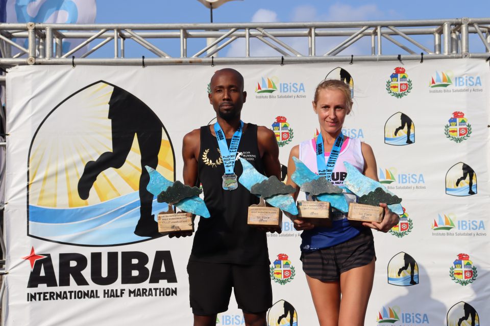 Alexander Hodge Y Lana Gobert Ganadornan Absoluto Di 38 Aruba International Half Marathon.5