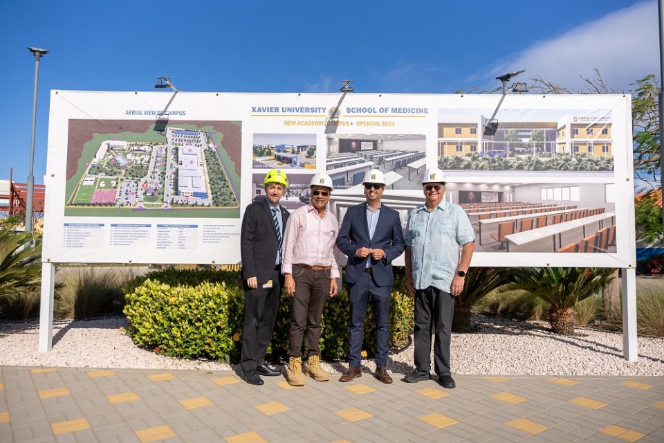 Minister Di Salud Publico A Ricibi Un Recorido Di E Proyecto Academic Building Di Xavier University School Of Medecine Na Aruba.1