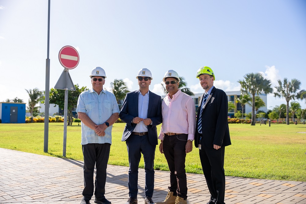 Minister Di Salud Publico A Ricibi Un Recorido Di E Proyecto Academic Building Di Xavier University School Of Medecine Na Aruba.33