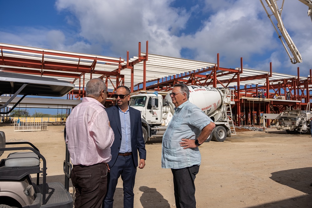 Minister Di Salud Publico A Ricibi Un Recorido Di E Proyecto Academic Building Di Xavier University School Of Medecine Na Aruba.44