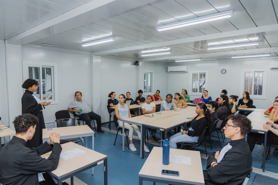 Multitud Grandi A Asisti Na E Open Dag Di Universidad Di Aruba Pa No Perde E Oportunidad Pa Sigui Nan Estudio Cu Universidad.25