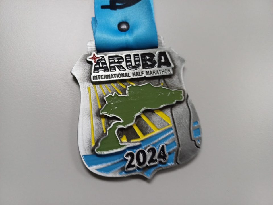 Pa Aruba Internacional Half Maraton Lo Tin Bunita Trofeo Y T Shirt Promocional Di Aruba