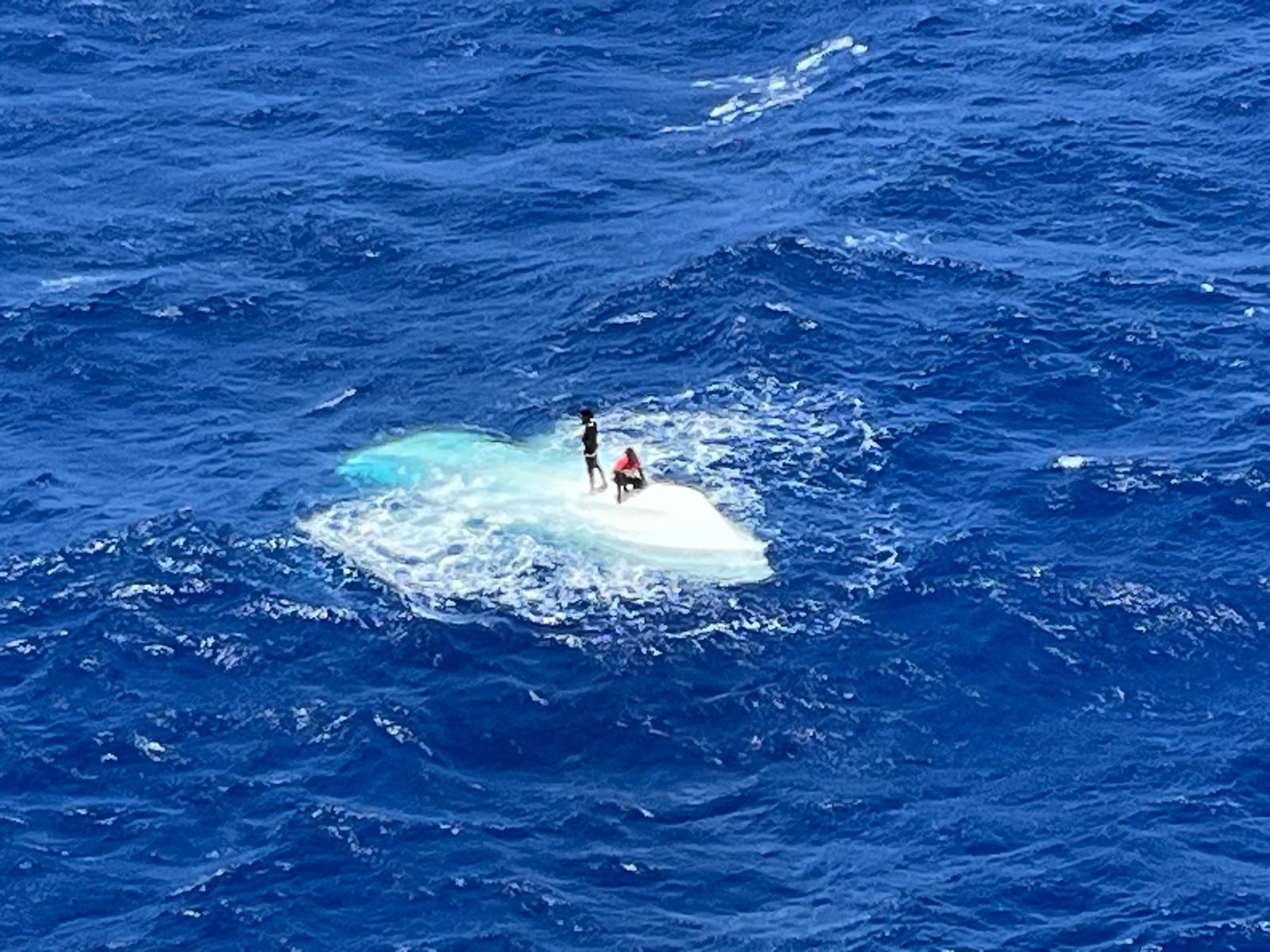 Kustwacht Redt Twee Drenkelingen Op Zee 74 Mijl Ten Noordwesten Van ...