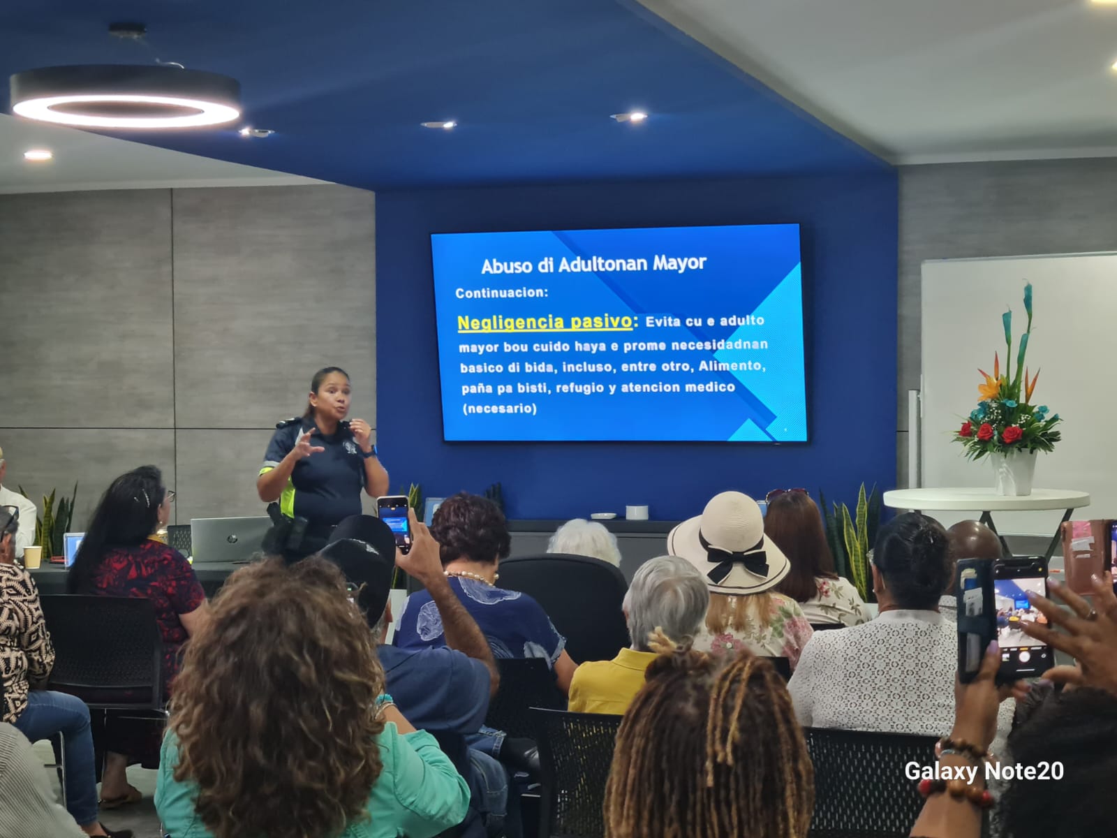 Publico Scuchando Y Haciendo Pregunta Na Sra Velasquez