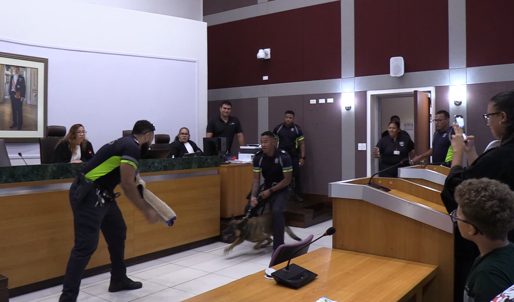 K9 Unit A Duna Presentacion Den Sala Di Corte Na Muchanan Y Hobennan Cu Vakantie 5