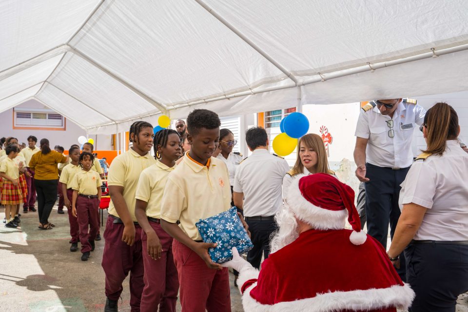 Fcca Gift Holiday Project 2024 At Oranje School Santa Giving Out Gifts